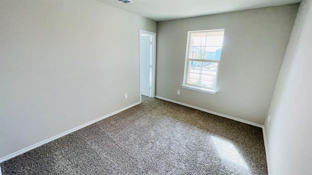 Spacious, unfurnished interior of a new home in Sunnycreek, Fort Worth (Image 10).