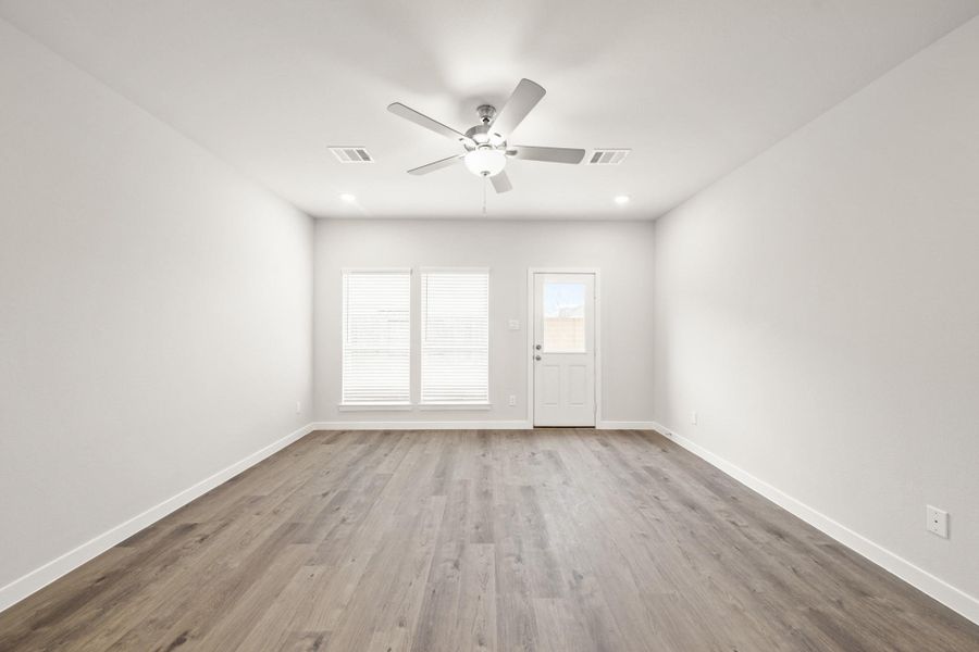 Spacious, unfurnished interior of a new home in Lago Mar, Texas City (Image 20).