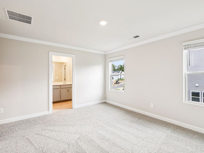 Spacious, unfurnished interior of a new home in Galloway Ridge, Charlotte (Image 13).