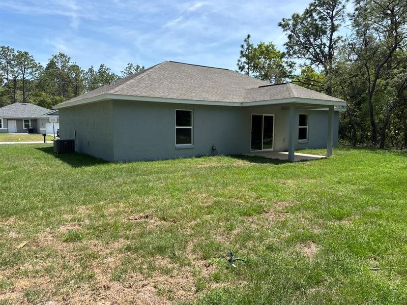 Exterior details and patio area of a home in , Dunnellon (Image 4).