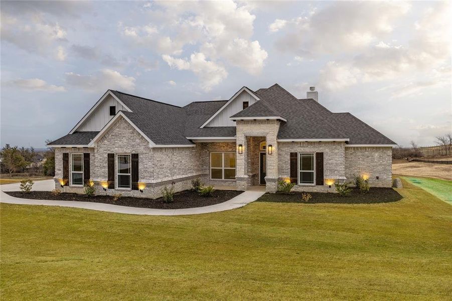 View of front facade featuring a front yard