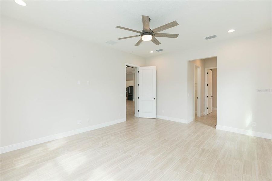 Spacious, unfurnished interior of a new home in , San Antonio (Image 25).