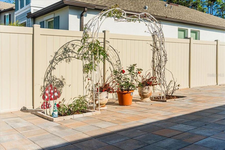 Exterior details and patio area of a home in Pearl Estates, Lutz (Image 32).