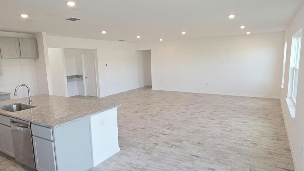Spacious, unfurnished interior of a new home in Island Forest Preserve, Merritt Island (Image 7).