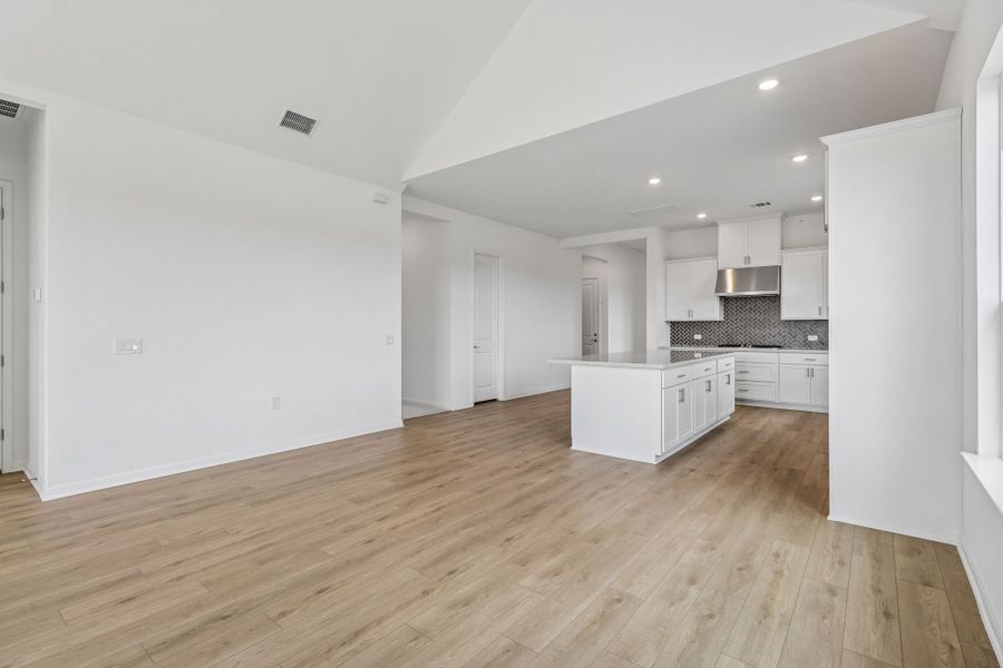 Spacious, unfurnished interior of a new home in Silverleaf, Cedar Creek (Image 23).