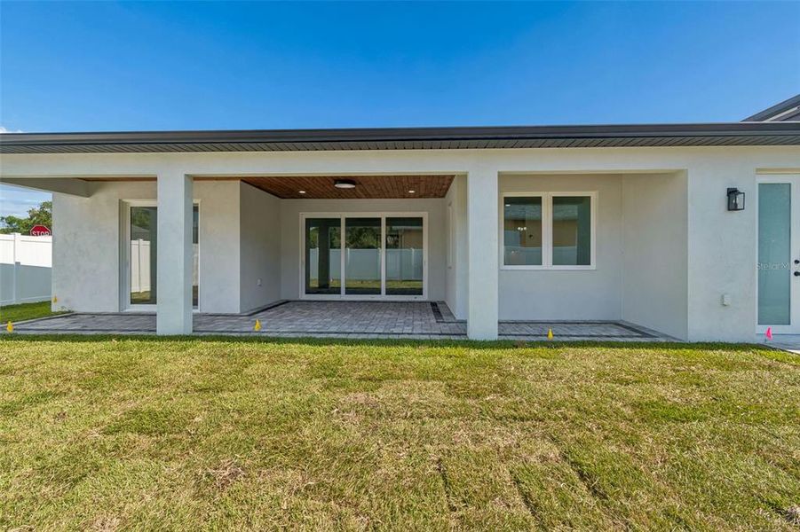 Exterior details and patio area of a home in , Tampa (Image 4).