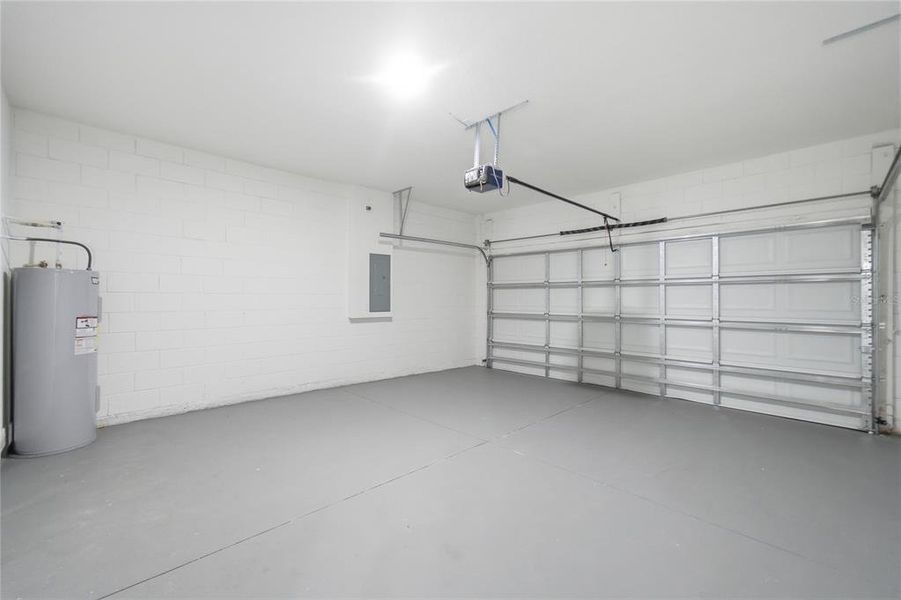 Spacious, unfurnished interior of a new home in , Ocala (Image 16).