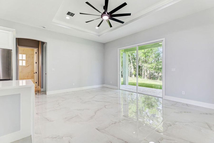 5DM40211_2_3_4_5Interior01