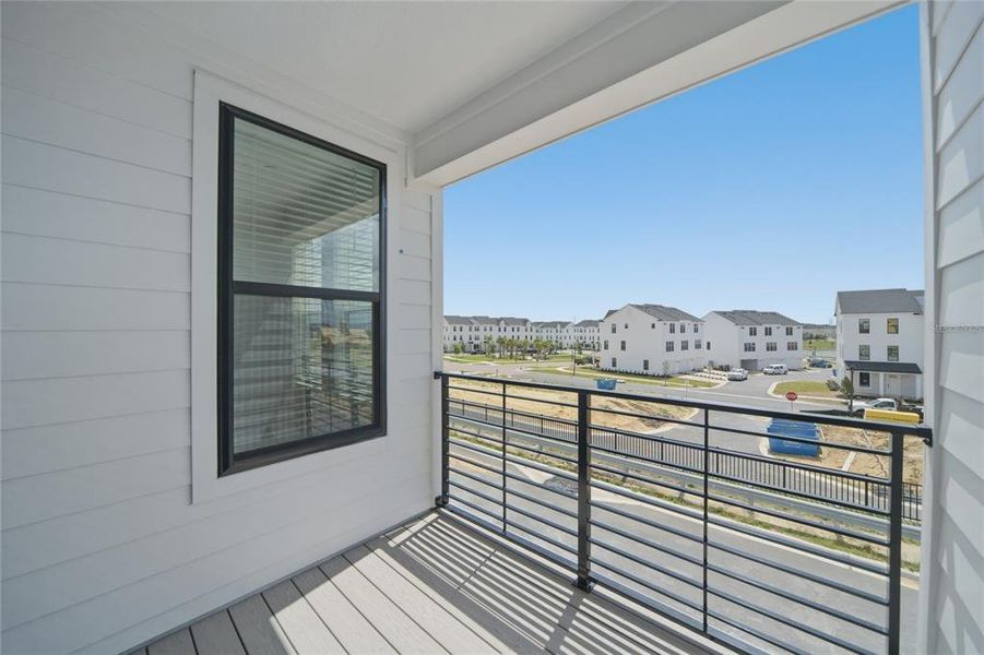 Exterior details and patio area of a home in , Winter Garden (Image 19).
