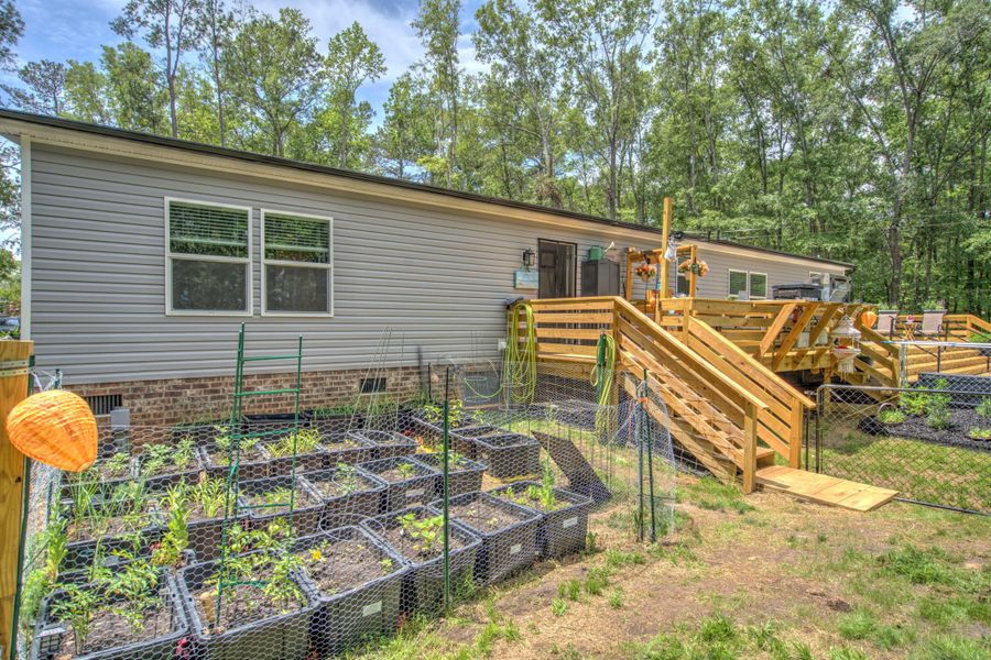 Exterior details and patio area of a home in , Summerton (Image 22).