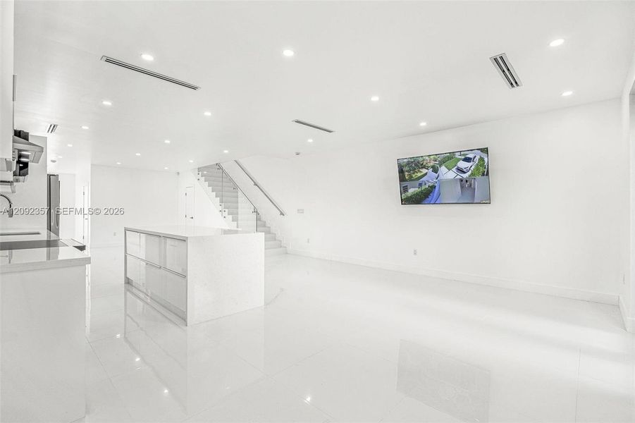 Spacious, unfurnished interior of a new home in , Miami (Image 14).