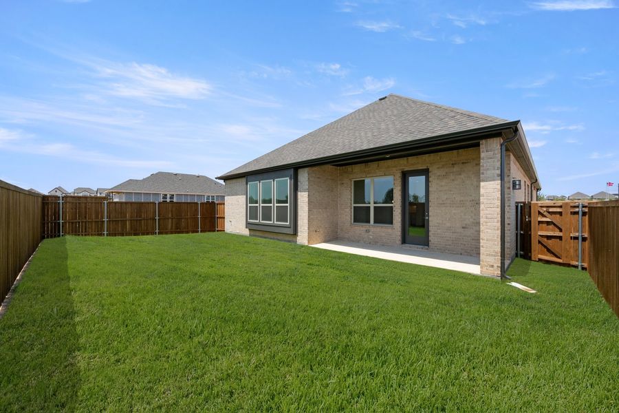 Exterior details and patio area of a home in Oak Ridge Park, Corinth (Image 3).