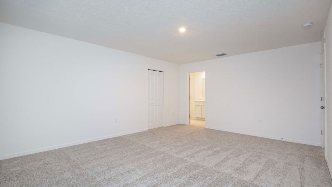 Spacious, unfurnished interior of a new home in Port Charlotte, Port Charlotte (Image 41).