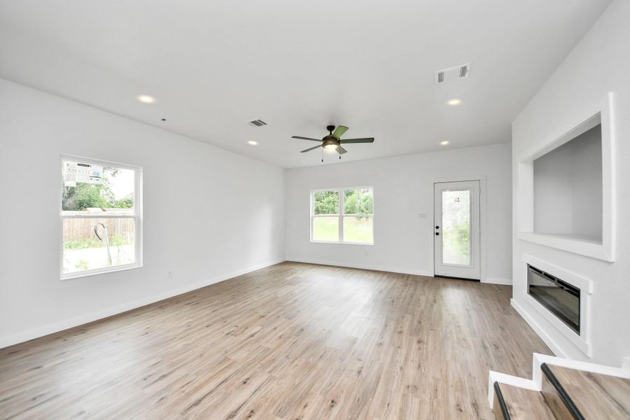 Spacious, unfurnished interior of a new home in , Houston (Image 16).