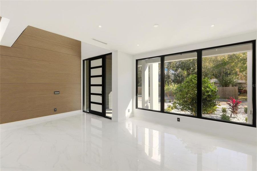 Spacious, unfurnished interior of a new home in , Sarasota (Image 20).