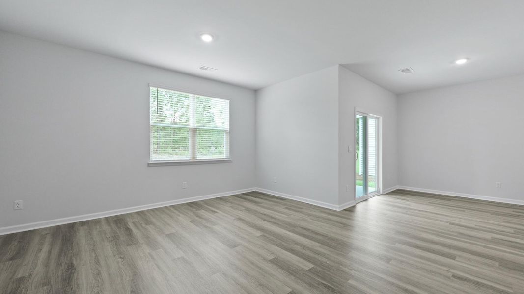 Spacious, unfurnished interior of a new home in Carolina Groves, Moncks Corner (Image 27).