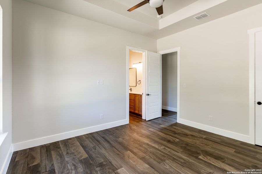 Spacious, unfurnished interior of a new home in , La Vernia (Image 25).