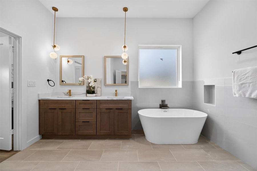 Furnished interior view inside a new home in , Dallas (Image 34).