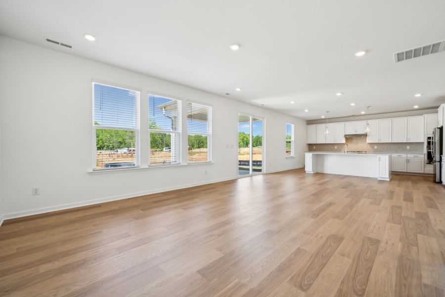 Spacious, unfurnished interior of a new home in The Coves on Lake Wylie, Charlotte (Image 11).