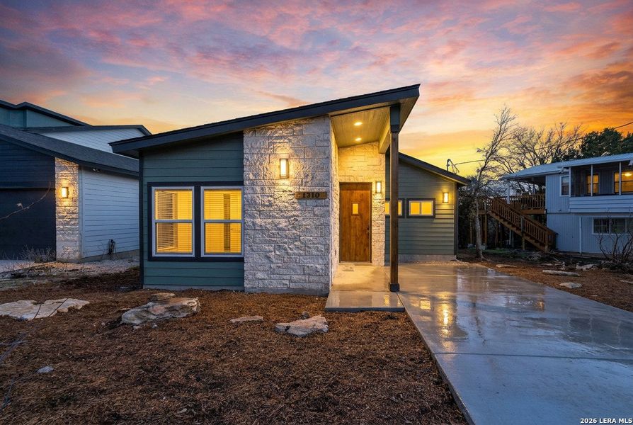 Exterior details and patio area of a home in , Canyon Lake (Image 3).