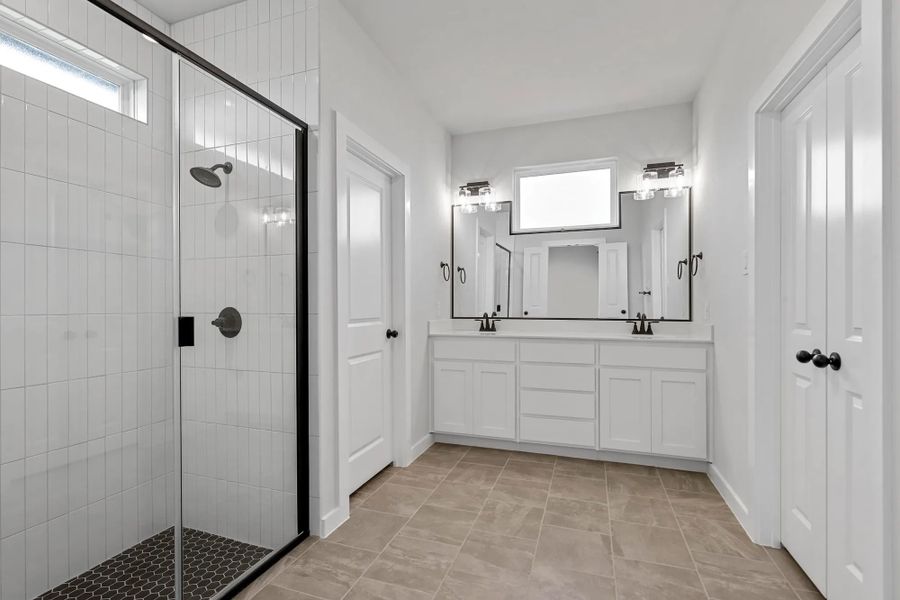 Representative furnished interior of a home built from the Garrison II by Cheldan Homes in Stoneview, Glen Rose (Image 17).