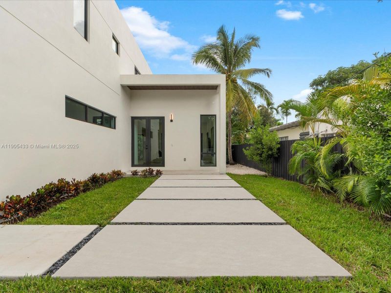 Exterior details and patio area of a home in , Miami (Image 25).