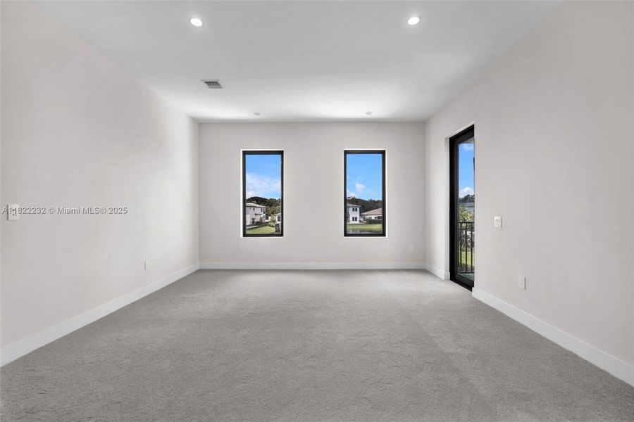 Spacious, unfurnished interior of a new home in , Hollywood (Image 20).