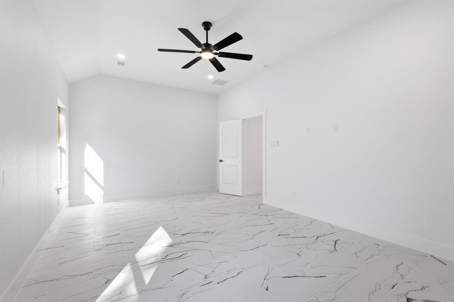 Spacious, unfurnished interior of a new home in , Gun Barrel City (Image 20).