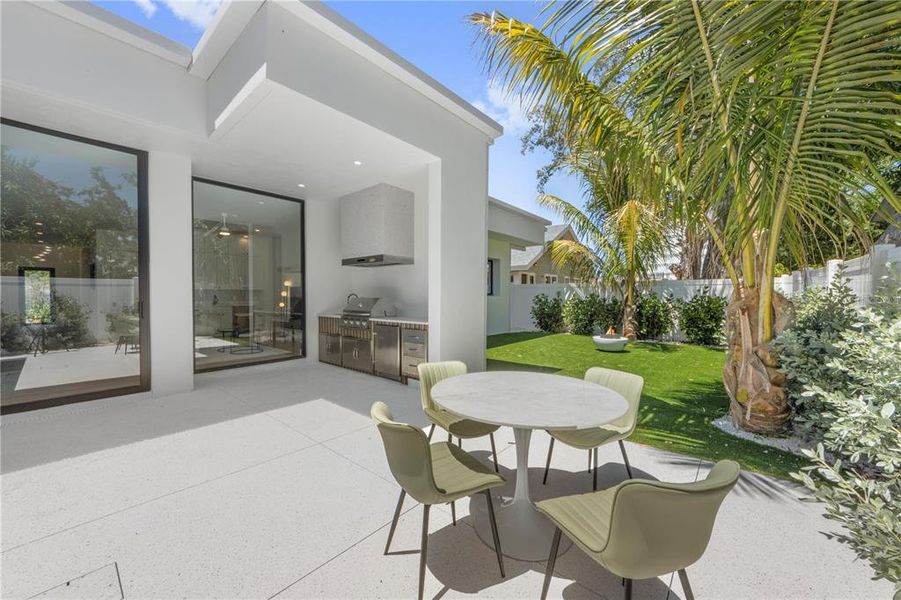 Exterior details and patio area of a home in , Bradenton (Image 22).