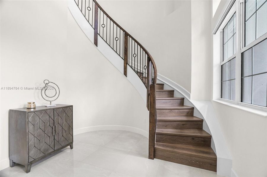 Spacious, unfurnished interior of a new home in , Westlake (Image 40).