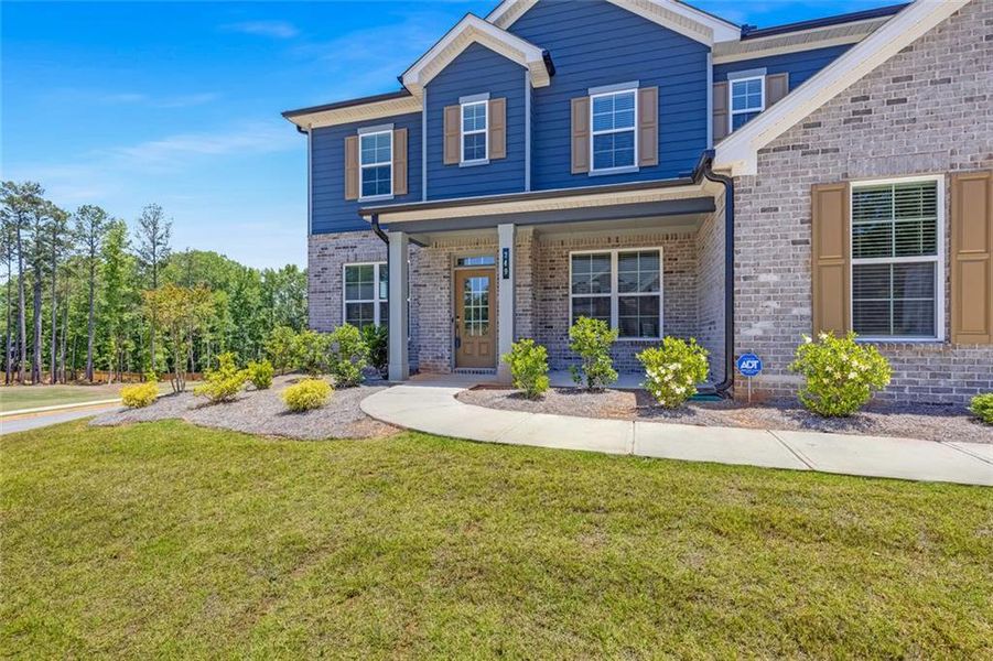 Exterior details and patio area of a home in Oakhurst Manor, McDonough (Image 3).