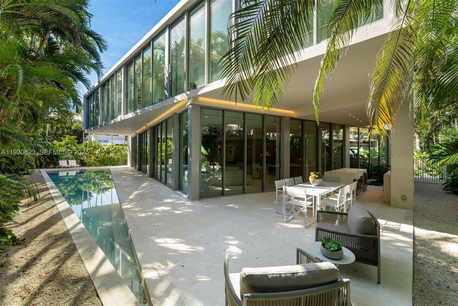 Condo located in Miami, FL showcasing its design and architecture (Image 4).