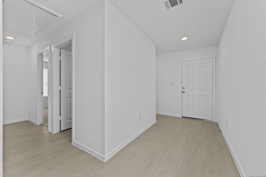 Spacious, unfurnished interior of a new home in Spring Grove, San Antonio (Image 14).