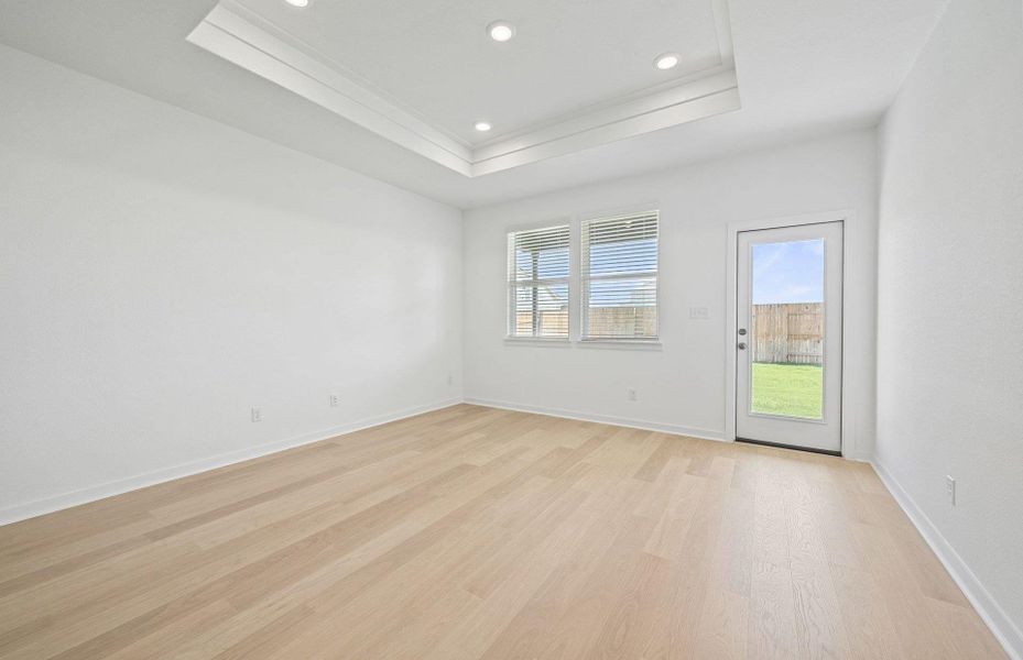 Spacious, unfurnished interior of a new home in Sunfield, Buda (Image 11).