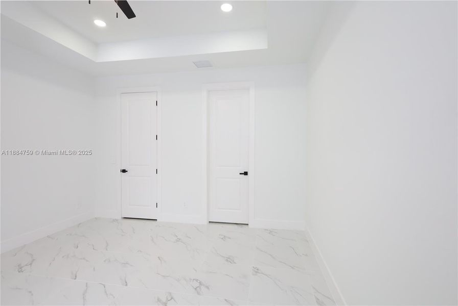 Spacious, unfurnished interior of a new home in , Lehigh Acres (Image 9).