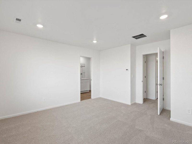 Spacious, unfurnished interior of a new home in Skyview at High Point, Aurora (Image 25).