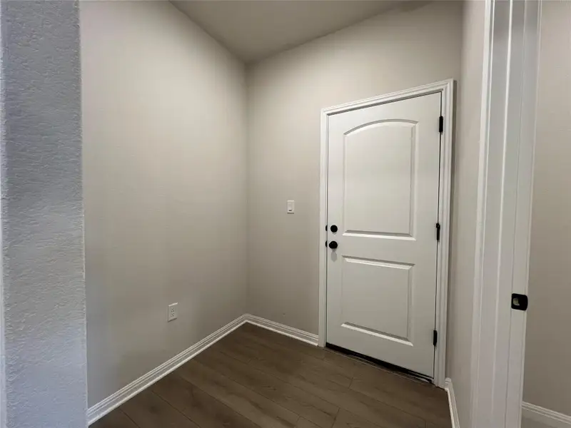 Spacious, unfurnished interior of a new home in Rolling Glen, Hutto (Image 28).