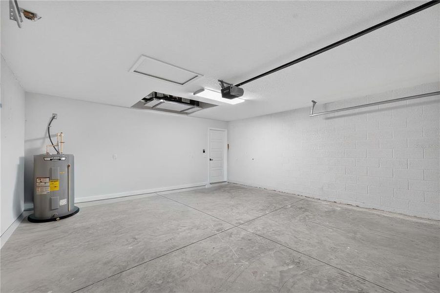 Spacious, unfurnished interior of a new home in , Ocklawaha (Image 30).