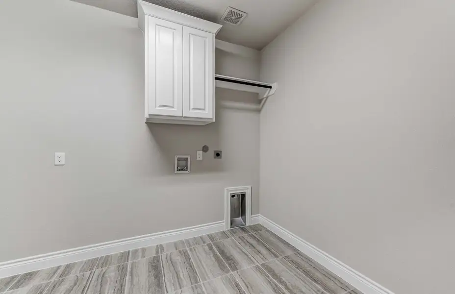 Representative unfurnished interior of a home built from the 3798 by Ravenna Homes in The Woodlands Hills 65′, Willis (Image 31).