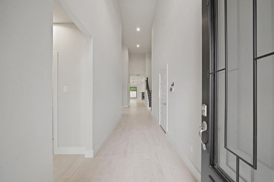 Spacious, unfurnished interior of a new home in Barton Creek Ranch, Conroe (Image 16). Spacious, unfurnished interior of a new home in Barton Creek Ranch, Conroe (Image 16).