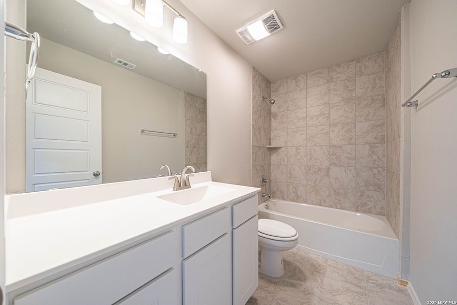 Furnished interior view inside a new home in , Seguin (Image 8).