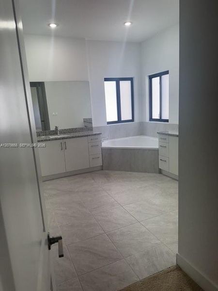 Spacious, unfurnished interior of a new home in , Homestead (Image 4).