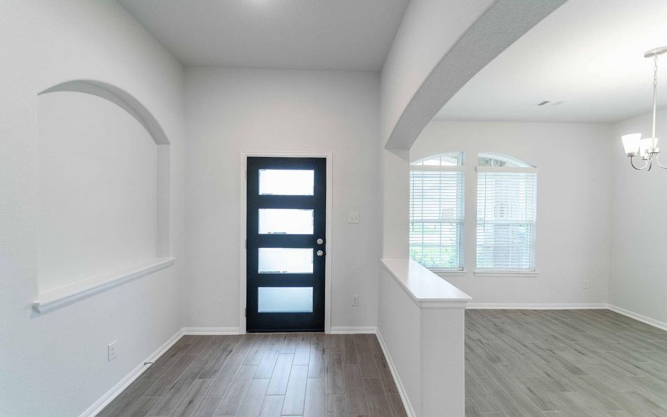 Spacious, unfurnished interior of a new home in Lago Mar, Texas City (Image 10).