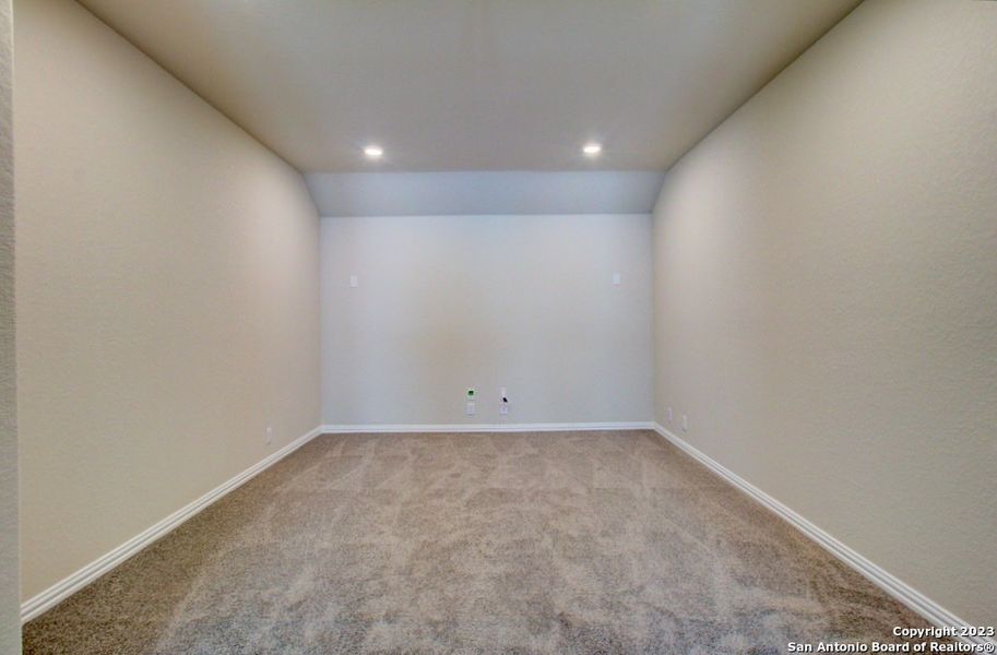 Spacious, unfurnished interior of a new home in Meyer Ranch - Enclave, New Braunfels (Image 20).