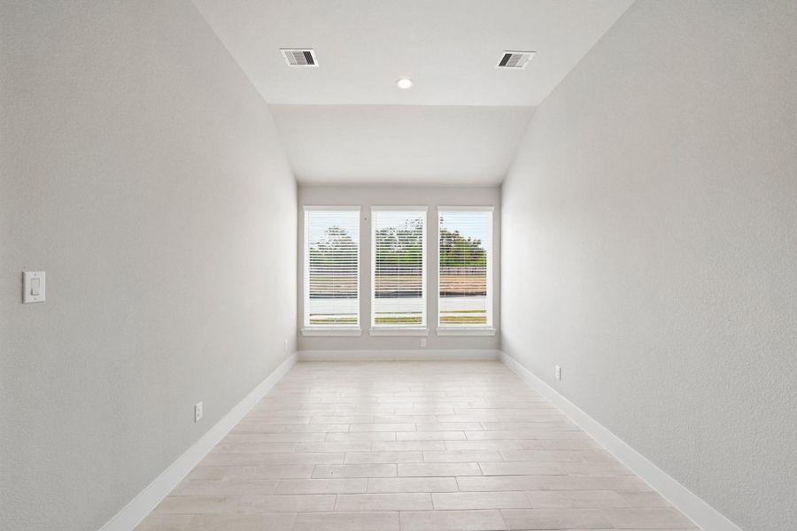 Spacious, unfurnished interior of a new home in Barton Creek Ranch, Conroe (Image 18).