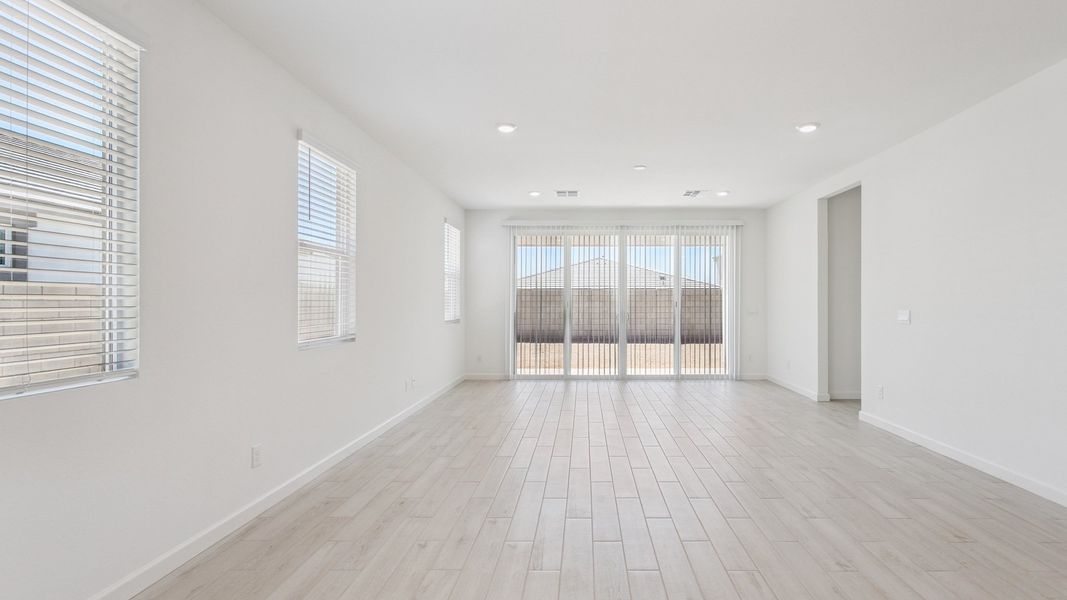 Spacious, unfurnished interior of a new home in Aloravita, Peoria (Image 17).