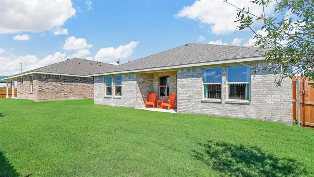 Exterior details and patio area of a home in Meadowbrook Estates, Cleburne (Image 23).