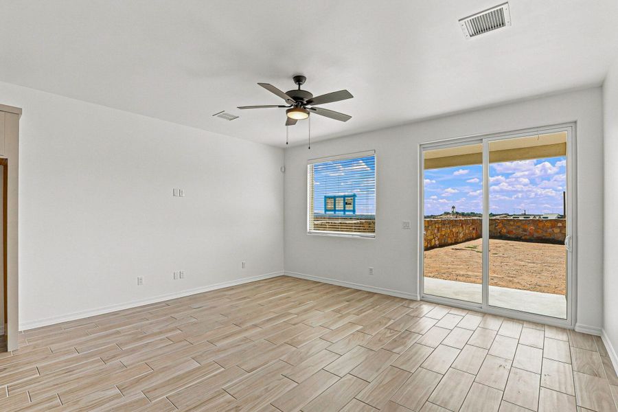 Spacious, unfurnished interior of a new home in Emerald Estates, Horizon City (Image 22). Spacious, unfurnished interior of a new home in Emerald Estates, Horizon City (Image 22).