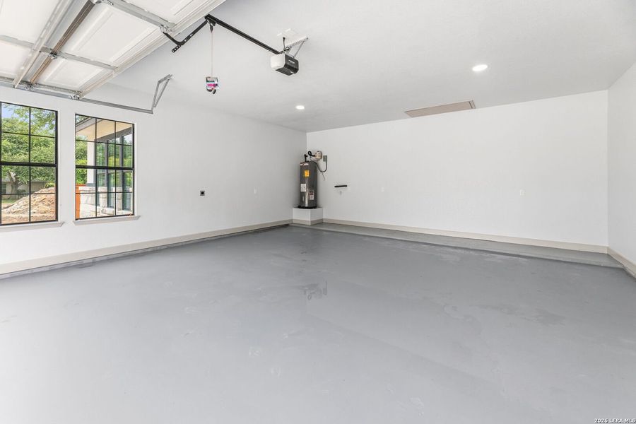 Spacious, unfurnished interior of a new home in , Selma (Image 19).