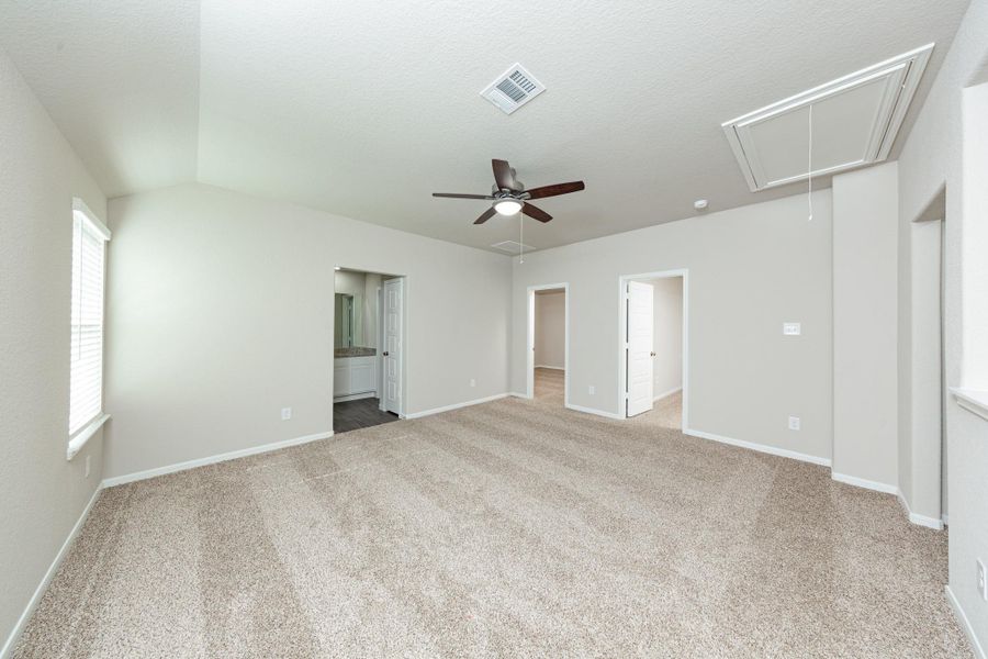 Spacious, unfurnished interior of a new home in Mackenzie Creek, Conroe (Image 12).